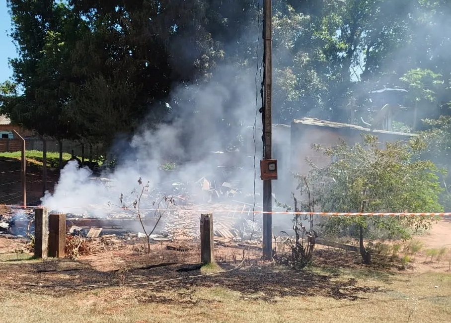 Tentativa de homicídio e incêndio destroem residência durante a madrugada em Francisco Alves