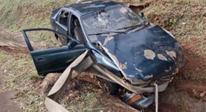 Carro capota na entrada do Paraguai