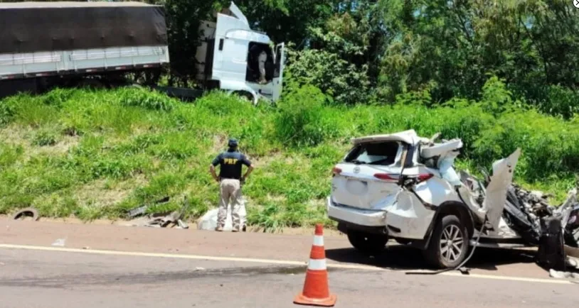 Acidente com morte envolve caminhão e três carros na BR 277