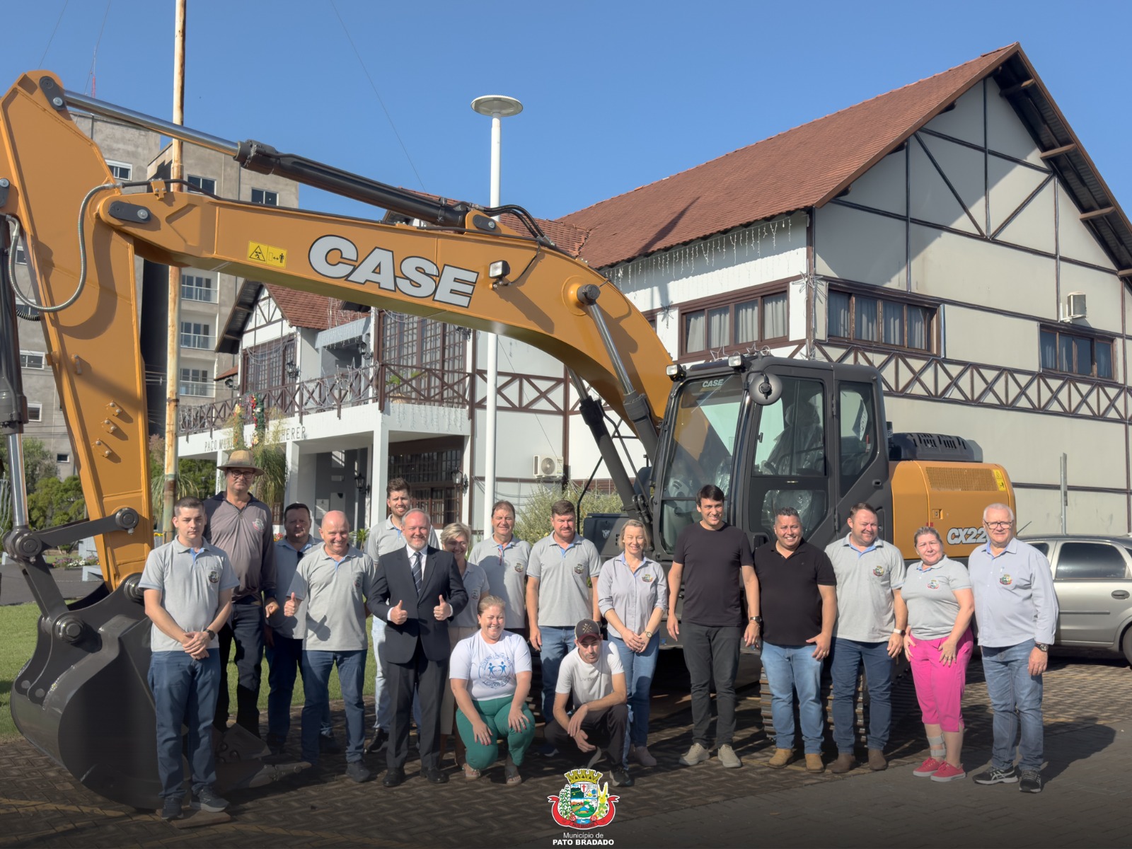 Pato Bragado recebe nova escavadeira do Estado para atender secretarias de Agricultura e Obras