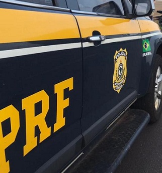 Motorista que retornava de uma festa de Cascavel é flagrado pela PRF com o carro parado na contramão: bafometro deu positivo