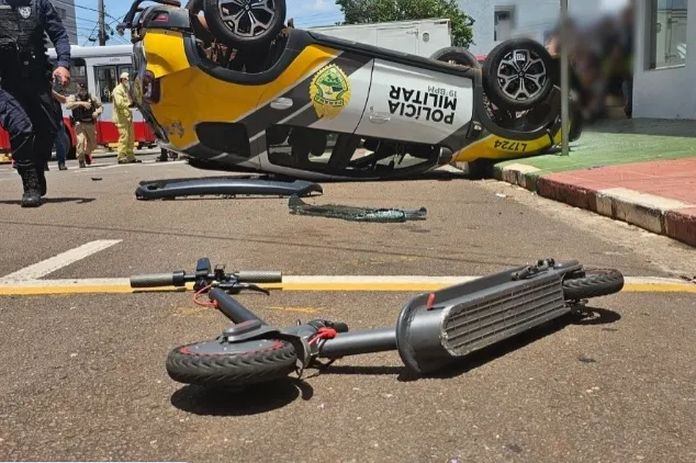 Viatura da PM capota após colisão no centro de Toledo