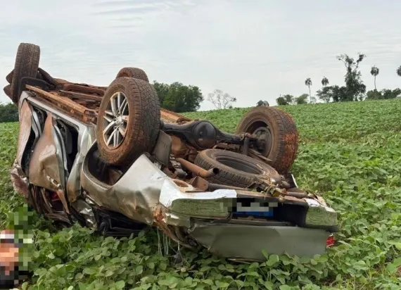 Hilux destruída em capotamento no interior de Mercedes