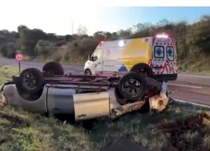 Hilux  capota na BR-163  em Sede Alvorada