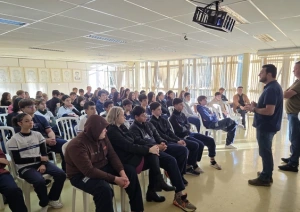 Alunos do Colégio Eron Domingues participam de palestra sobre o uso de veículos autopropelidos