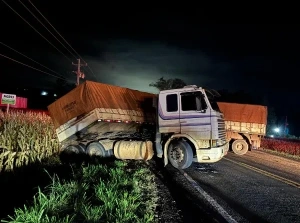 Colisão envolve carreta e dois carros entre Marechal e Curvado