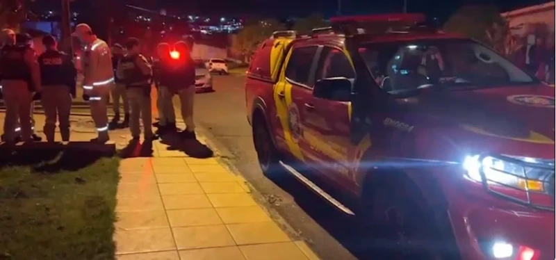 Mulher de 45 anos morre com tiro na cabeça dentro do próprio veiculo