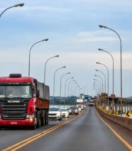 Pare e Siga na ponte Ayrton Senna em Guaira