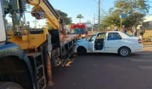 Colisão contra caminhão deixa motorista gravemente ferido