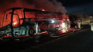 Fogo destrói ônibus em rodovia de Toledo