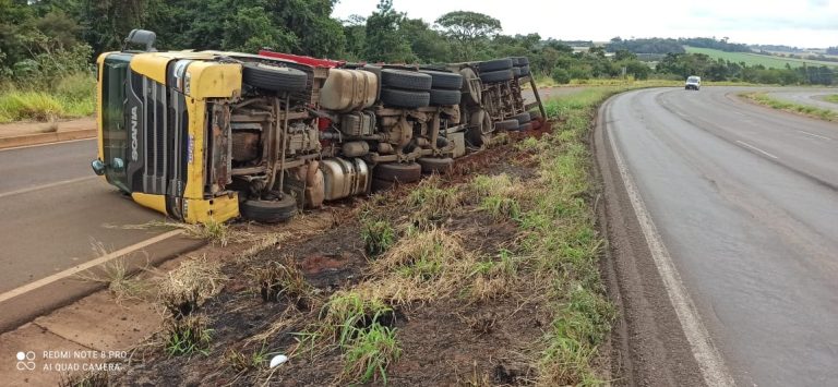 Quatro Pontes: Caminhão carregado com farelo de milho tomba em curva próximo à Samollé