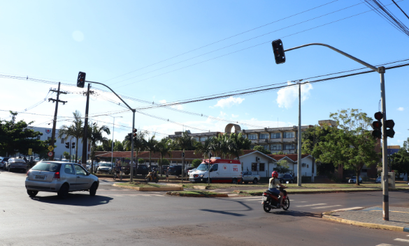 Semáforo em frente à Unioeste passará por manutenção e trânsito terá bloqueio parcial por dois dias