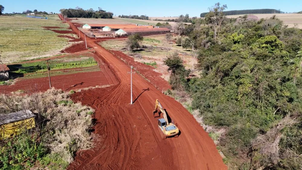 Prefeitura executa adequação na estrada entre Esquina Guaíra à Linha Guavirá
