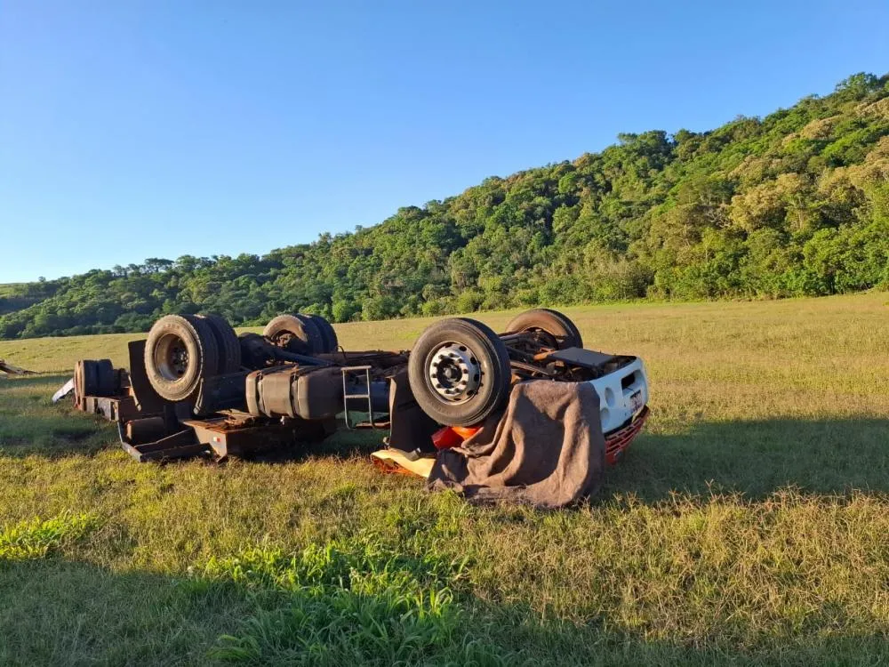 Capotamento de Ford Cargo mata motorista