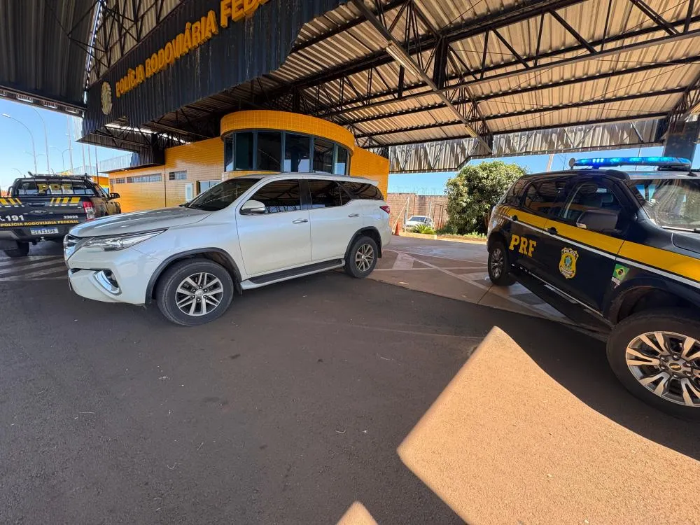 PRF recupera caminhonete roubada, após fuga e colisão