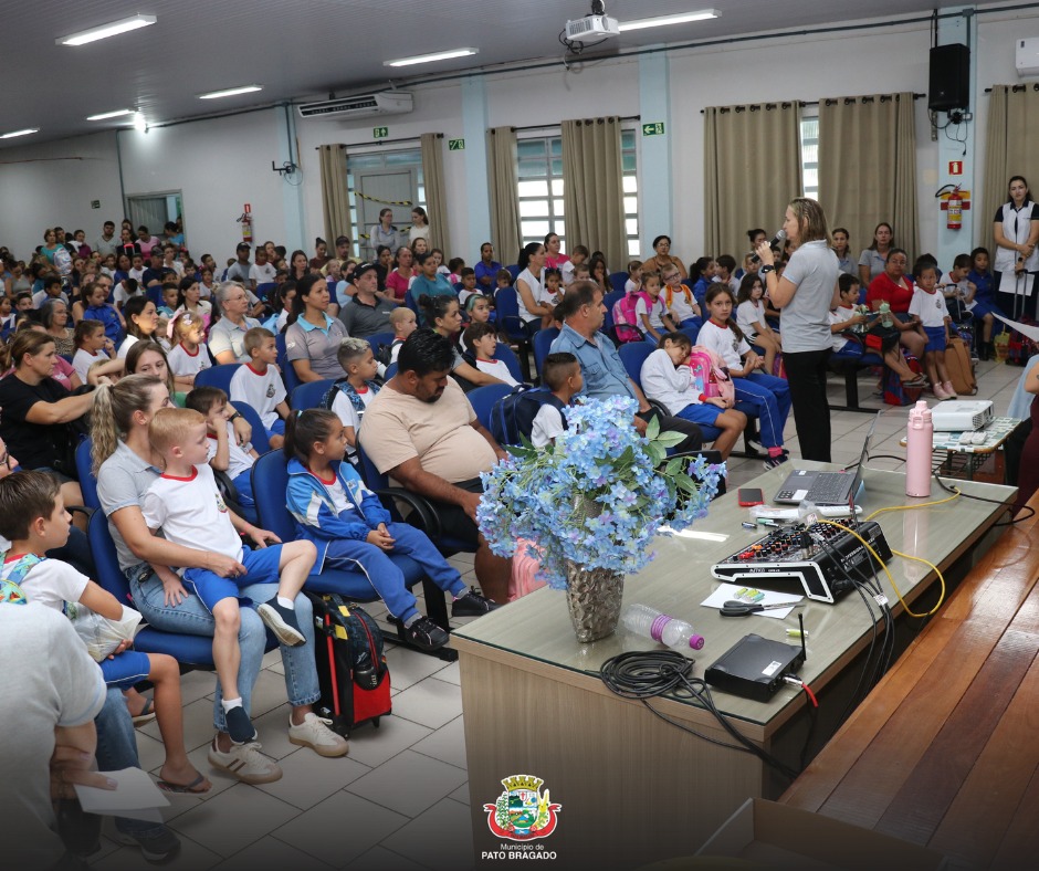 Educação em Pato Bragado avança com entrega de telas interativas na volta às aulas