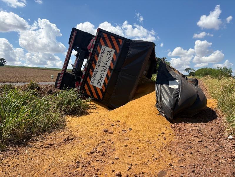 Reboque de carreta tomba e carga de farelo se espalha às margens da BR-163