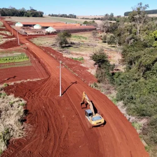 Prefeitura executa adequação na estrada entre Esquina Guaíra à Linha Guavirá