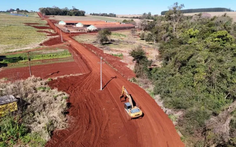Prefeitura executa adequação na estrada entre Esquina Guaíra à Linha Guavirá
