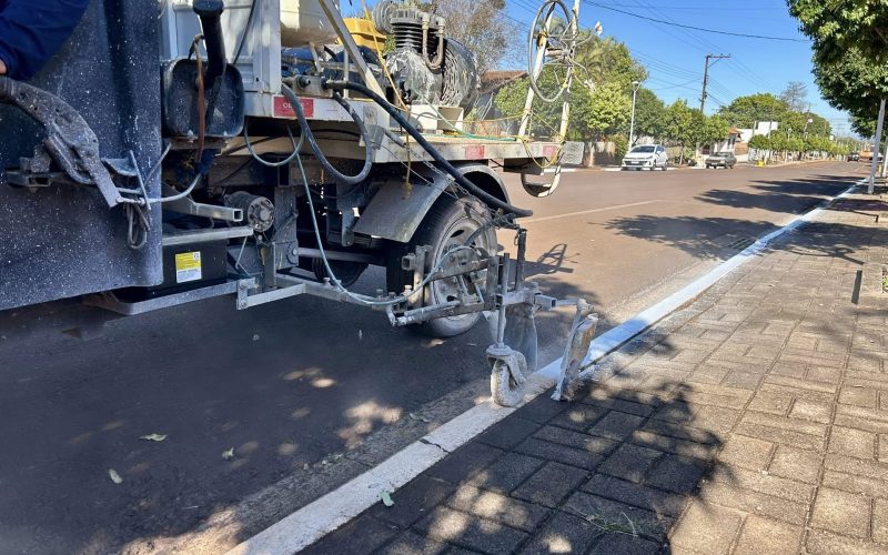 Mercedes inicia pintura de meios-fios e faixas em ruas