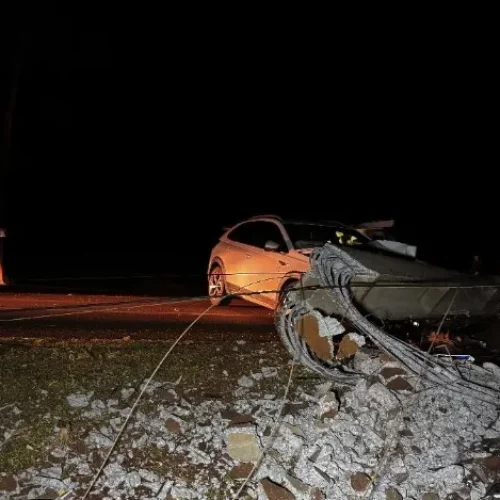 Condutora perde o controle da direção e colide contra postes em Novo Sarandi