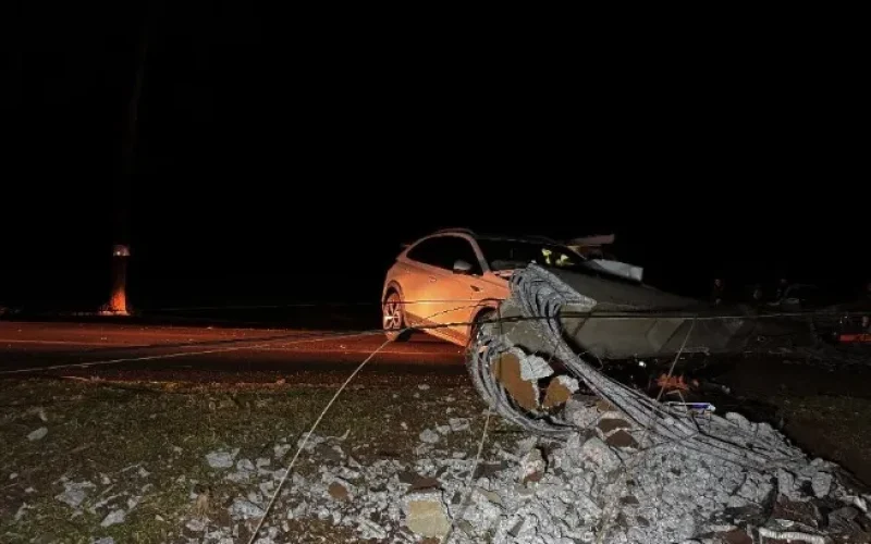 Condutora perde o controle da direção e colide contra postes em Novo Sarandi