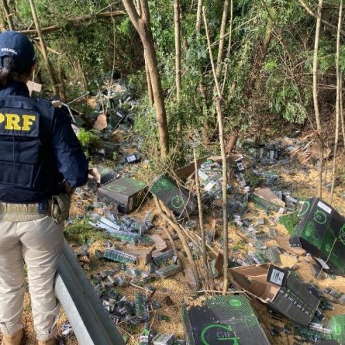 Carreta carregada com contrabando envolve-se em acidente na “Serra do Sabiazinho” na BR-163 proximo a Mercedes