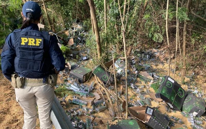 Carreta carregada com contrabando envolve-se em acidente na “Serra do Sabiazinho” na BR-163 proximo a Mercedes