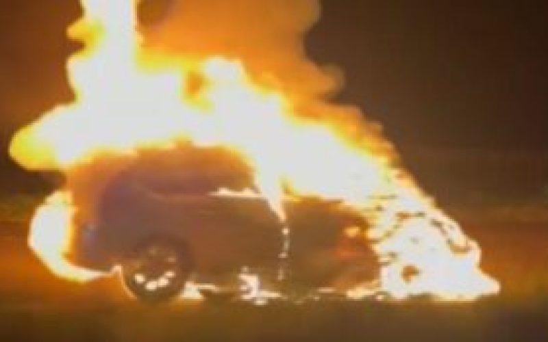 Veículo pega fogo e fica destruído na BR-163 em Toledo