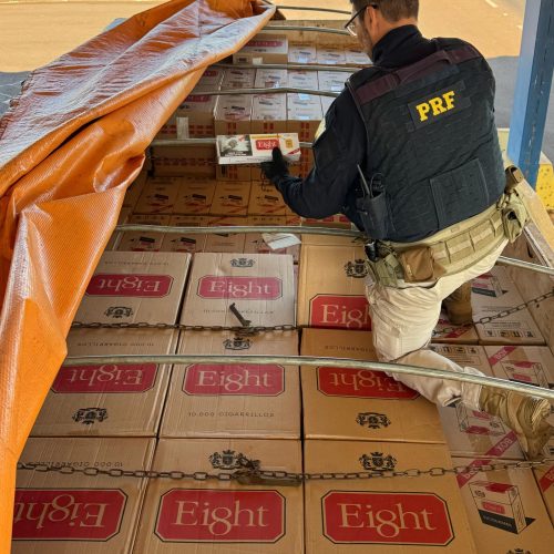 PRF apreende carreta estrangeira com cigarros contrabandeados em Guaíra (PR)