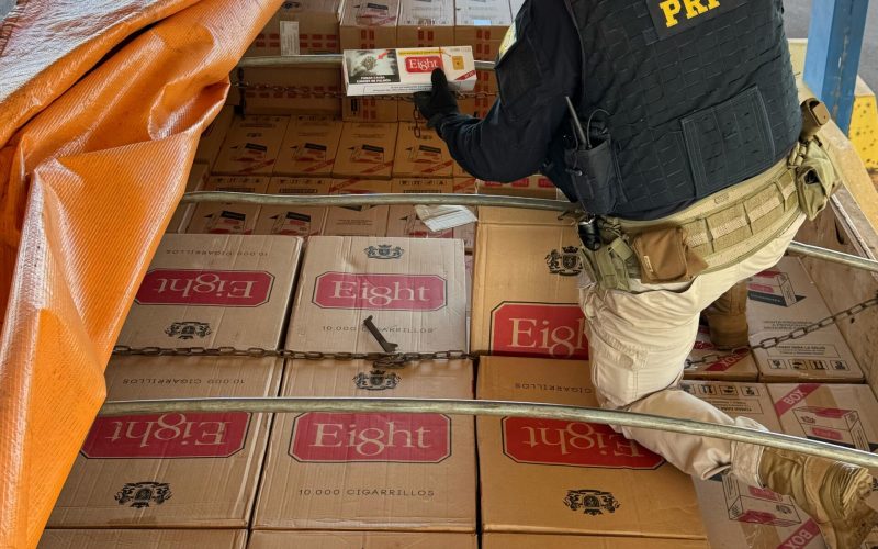 PRF apreende carreta estrangeira com cigarros contrabandeados em Guaíra (PR)