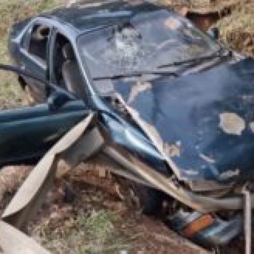 Carro capota na entrada do Paraguai