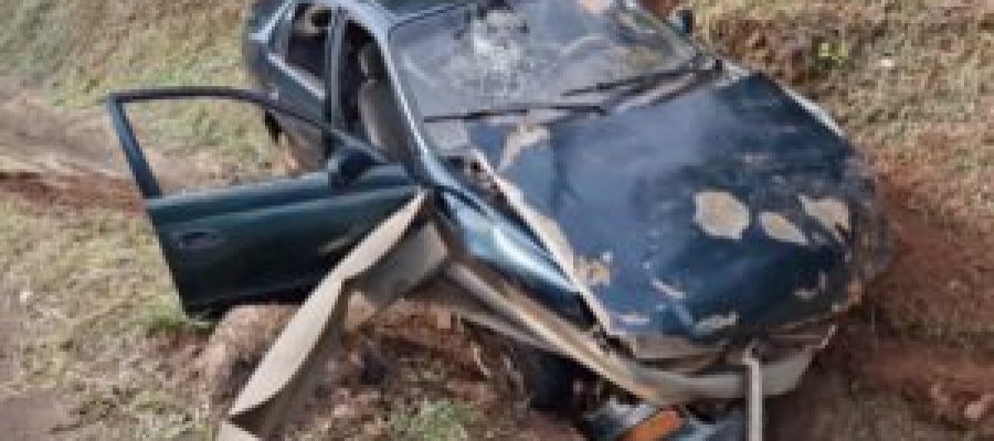 Carro capota na entrada do Paraguai