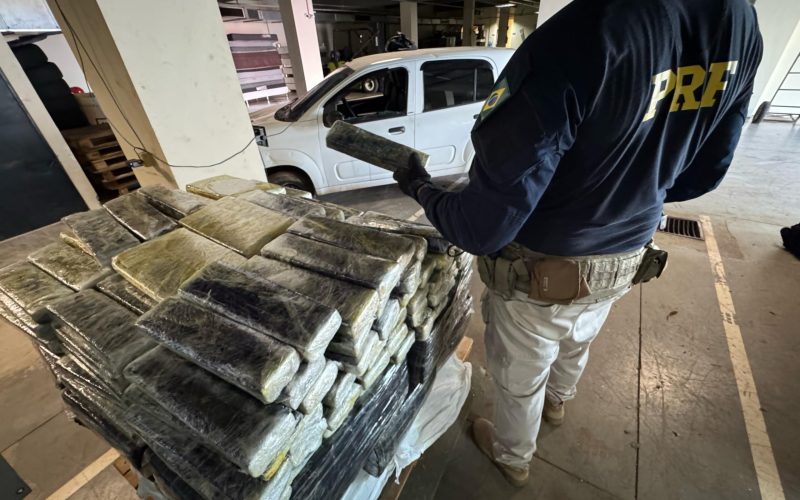 Após fuga, PRF detém monitorado pela justiça com mais de meia tonelada de maconha em Guaíra (PR)