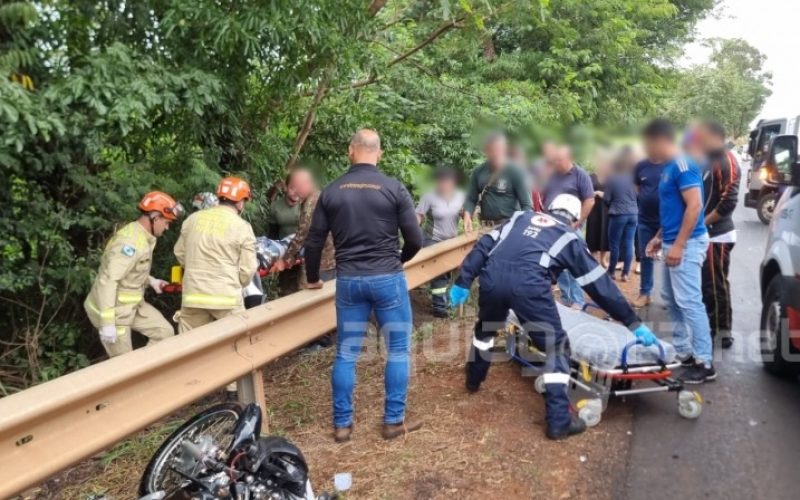 Colisão frontal de motocicletas deixa condutores gravemente feridos em Iguiporã