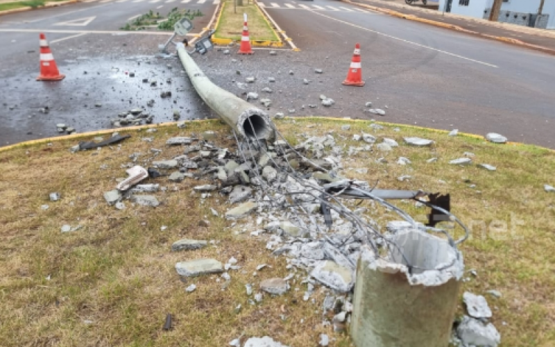 Veículo derruba poste em acidente na Avenida Rio Grande do Sul