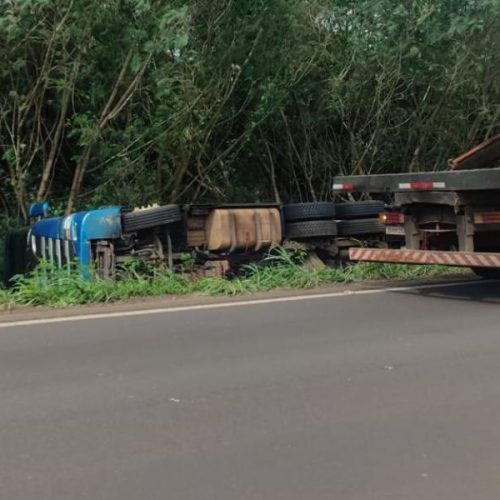 Carreta tomba na ‘Serrinha’ da BR-163, entre Mercedes e Bela Vista – Guaíra