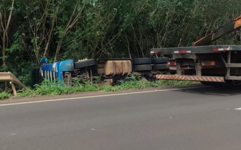 Carreta tomba na ‘Serrinha’ da BR-163, entre Mercedes e Bela Vista – Guaíra