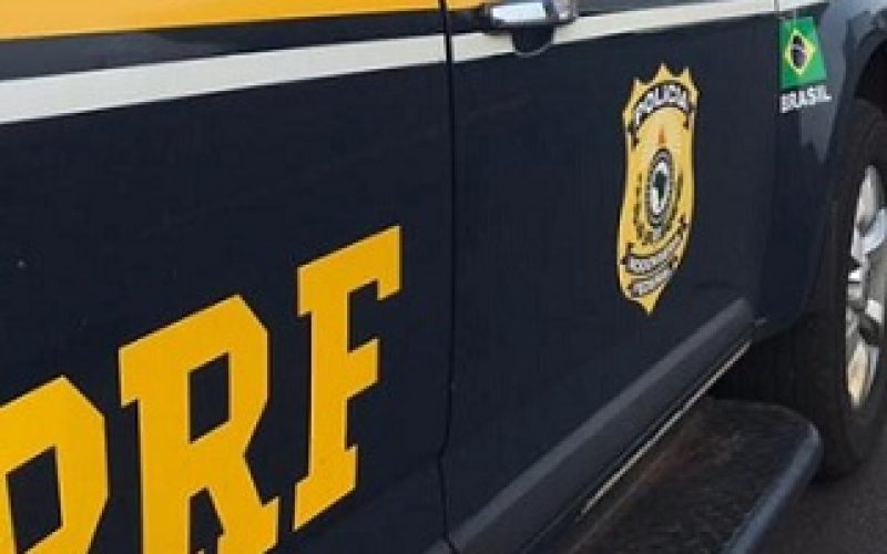 Motorista que retornava de uma festa de Cascavel é flagrado pela PRF com o carro parado na contramão: bafometro deu positivo