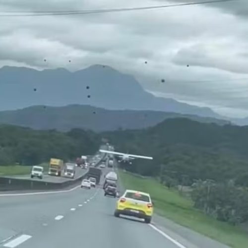 Avião monomotor faz pouso forçado em meio a carros e caminhões na BR-101; VÍDEO