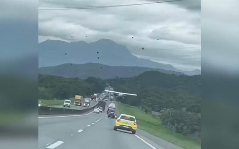 Avião monomotor faz pouso forçado em meio a carros e caminhões na BR-101; VÍDEO