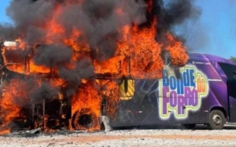 Ônibus da banda Bonde do Forró pega fogo em rodovia