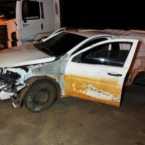 F-1000 tomba e Montana invade pátio após colisão frontal na PR-491, em Novo Três Passos