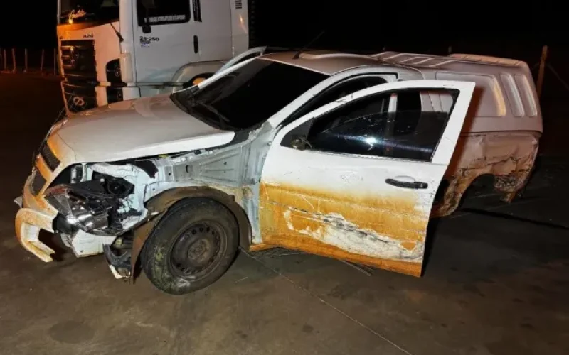 F-1000 tomba e Montana invade pátio após colisão frontal na PR-491, em Novo Três Passos