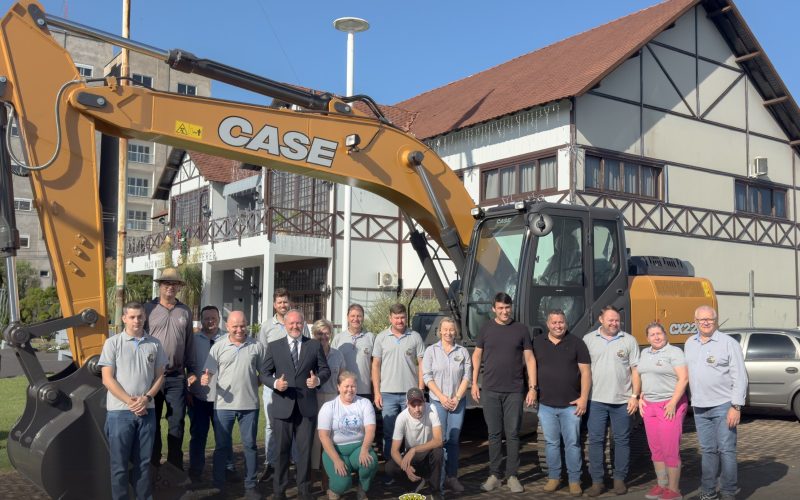 Pato Bragado recebe nova escavadeira do Estado para atender secretarias de Agricultura e Obras