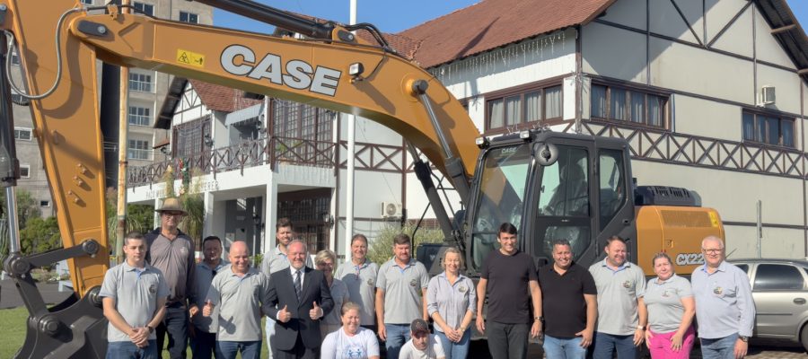 Pato Bragado recebe nova escavadeira do Estado para atender secretarias de Agricultura e Obras