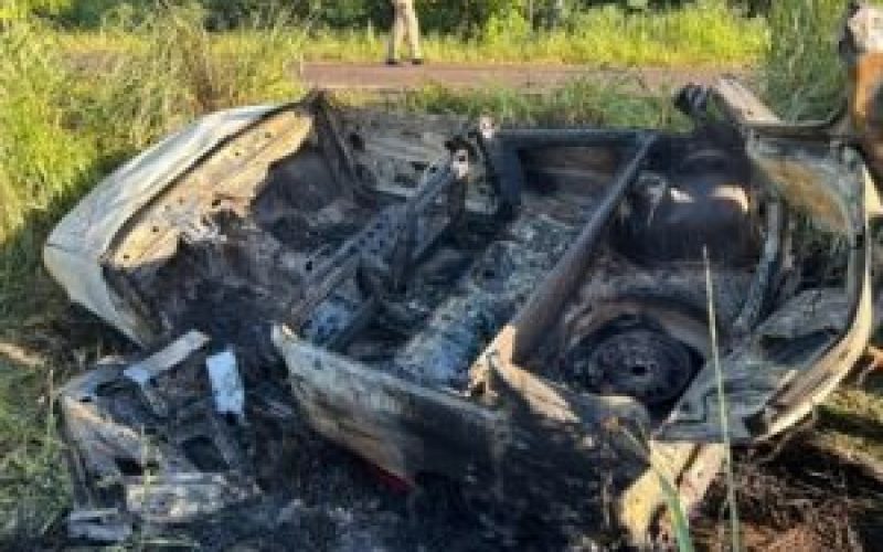 Carro pega fogo e motorista morre carbonizado