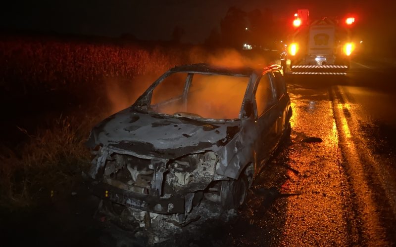 Carro é destruído por incêndio na BR-163 entre Mercedes e Marechal Rondon