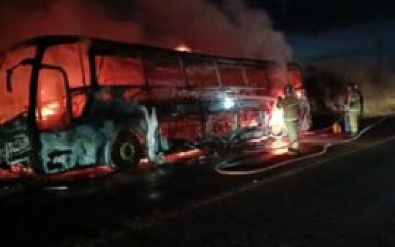 Fogo destrói ônibus em rodovia de Toledo