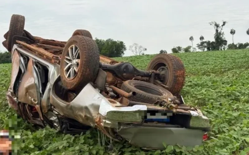 Hilux destruída em capotamento no interior de Mercedes